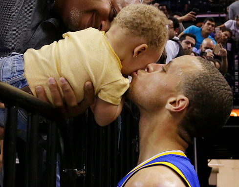 curry kissing his kid
